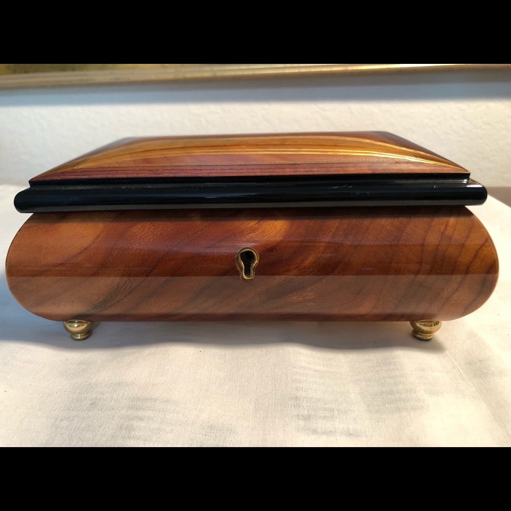 A. Gargiulo & Jannuzzi Wooden Musical Jewerly Box, made in Sorrento, Italy.